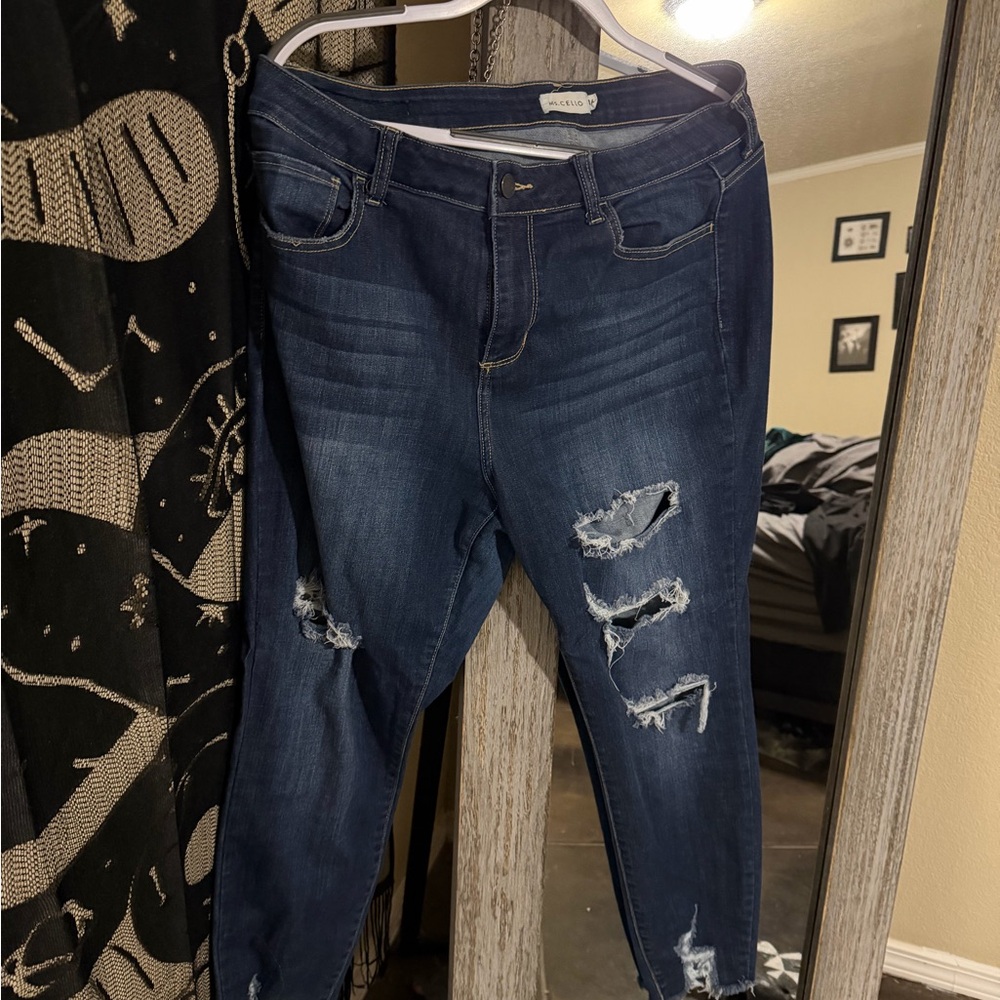Distressed skinny jeans